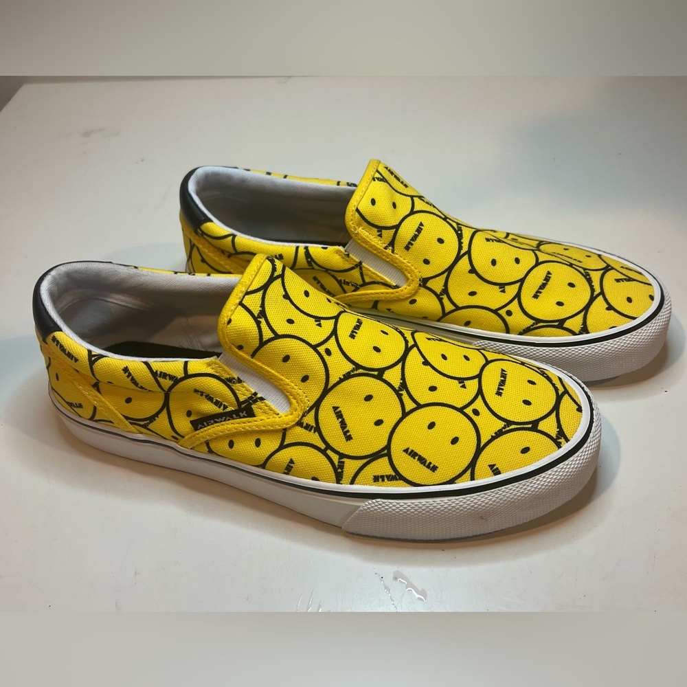 Airwalk Women’s 9.5 NEW slip On Smiley Face Sneakers